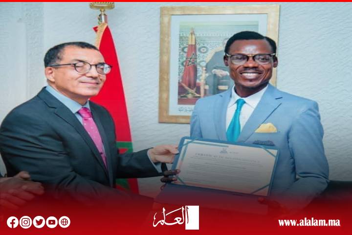 حصري: سفير المغرب بكينشاسا يهدي قميص زائير 1974 للمشجع الكونغولي الشهير دعمًا للكرة الأفريقية