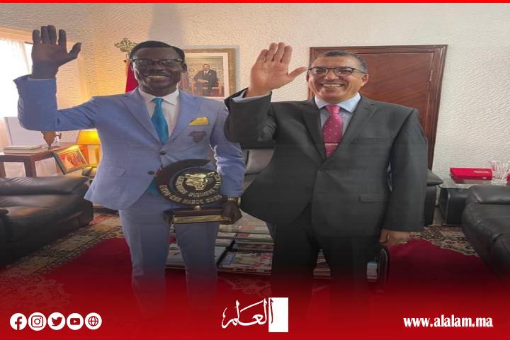 حصري: سفير المغرب بكينشاسا يهدي قميص زائير 1974 للمشجع الكونغولي الشهير دعمًا للكرة الأفريقية