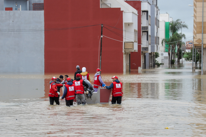 الأمطار الغزيرة تدفع ساكنة القصر الكبير إلى مغادرة منازلها