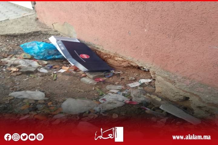 وسط الحفر والبنية التحتية المتدهورة الناتجة عن تعثر الأشغال يُجبر عمال النظافة بأزقة سلا على العمل في ظروف خطيرة ومُرهِقة