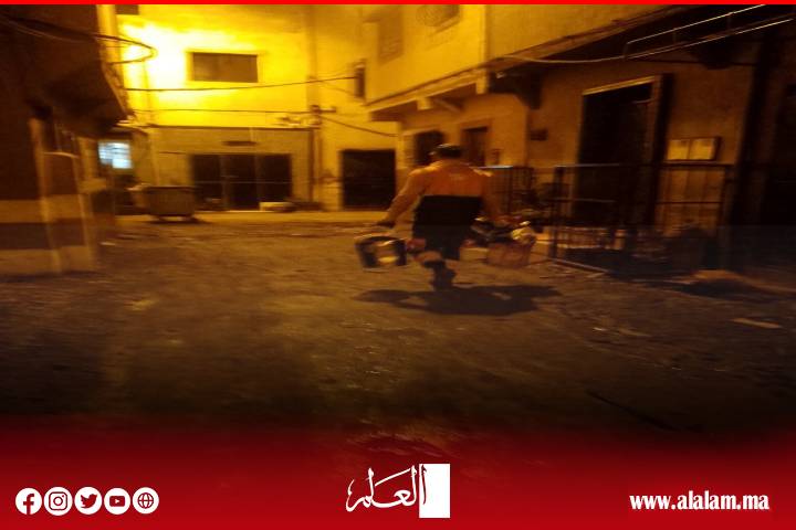 وسط الحفر والبنية التحتية المتدهورة الناتجة عن تعثر الأشغال يُجبر عمال النظافة بأزقة سلا على العمل في ظروف خطيرة ومُرهِقة