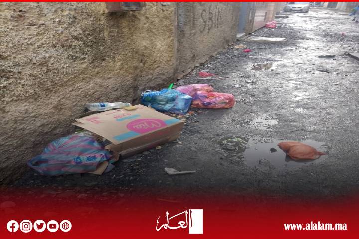 وسط الحفر والبنية التحتية المتدهورة الناتجة عن تعثر الأشغال يُجبر عمال النظافة بأزقة سلا على العمل في ظروف خطيرة ومُرهِقة