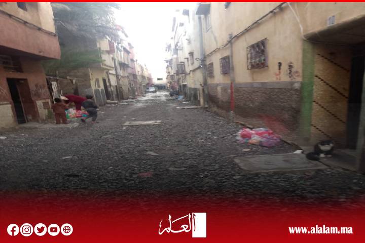 وسط الحفر والبنية التحتية المتدهورة الناتجة عن تعثر الأشغال يُجبر عمال النظافة بأزقة سلا على العمل في ظروف خطيرة ومُرهِقة