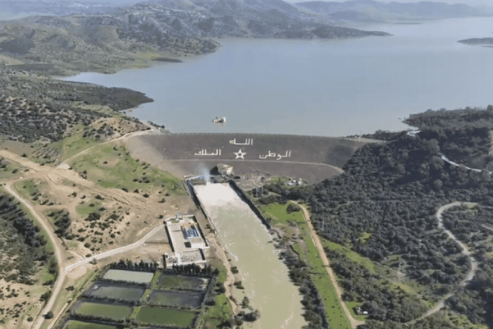 سد واد المخازن يتجاوز طاقته الاستيعابية بحمولة مائية بلغت 149 في المائة…