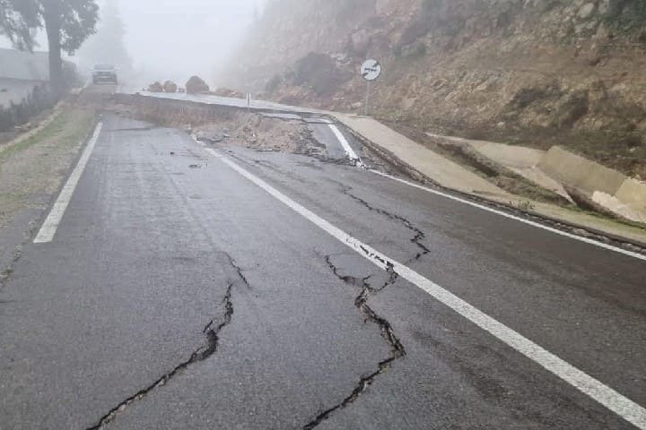 العرائش: السيول والأمطار تدمر الطرق وتعزل دوار تازروت عن العالم