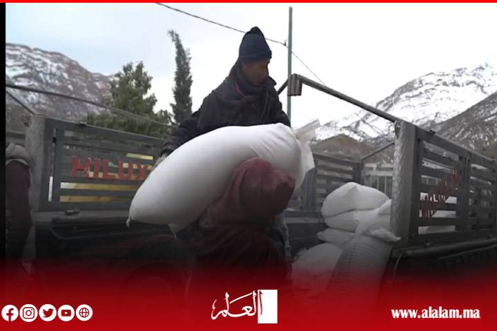 رغم الثلوج الكثيفة ووعورة التضاريس.. سلطات إقليم أزيلال تشرف على إيصال 320 قنطارا من الدقيق المدعم لساكنة جماعة أنركي