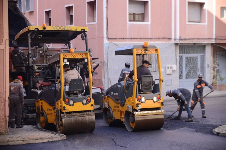 مقاطعة البرنوصي تباشر عملية تزفيت واسعة