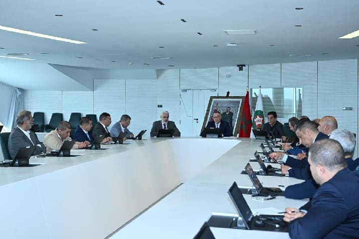 لقجع يعلن الموسم الحالي موسما استثنائيا ويحسم في ملفات “الكاف”