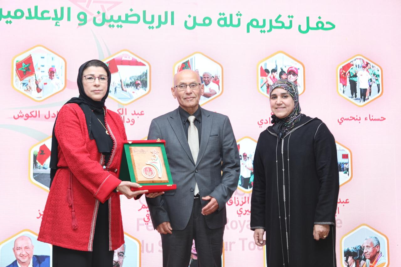 الجامعة الملكية المغربية للرياضة للجميع تنظم ندوة حول الرياضة في خدمة القضايا الوطنية " وتحتفي بثلة من الإعلاميين والرياضيين.