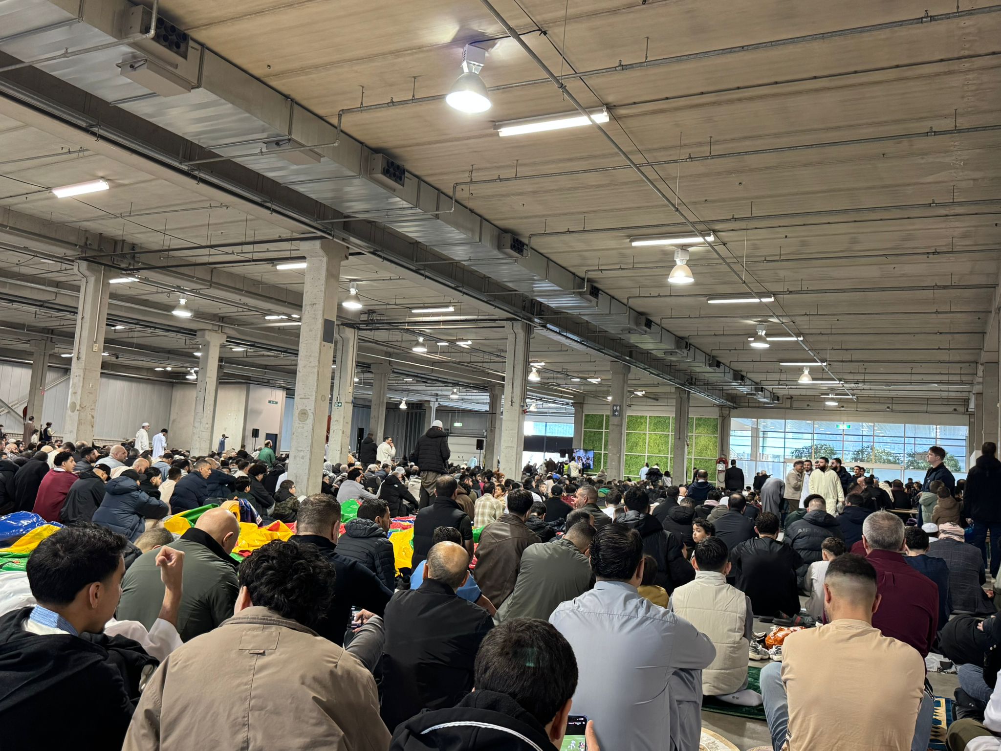 صلاة  وفرحة عيد الفطر في هولندا: مناسبة تجمع أفراد الجالية المغربية