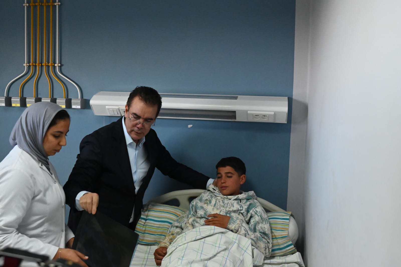 عامل إقليم ازيلال في زيارة لمستشفى القرب بدمنات لتفقد أحوال المصابين في حادثة سير