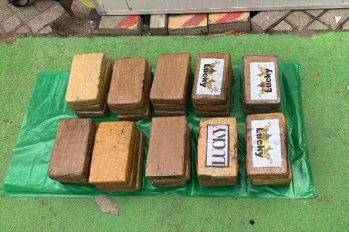 إحباط شحنة “بيضاء” عابرة للقارات… 33 كلغ من الكوكايين تسقط في قبضة الأمن بميناء طنجة المتوسط