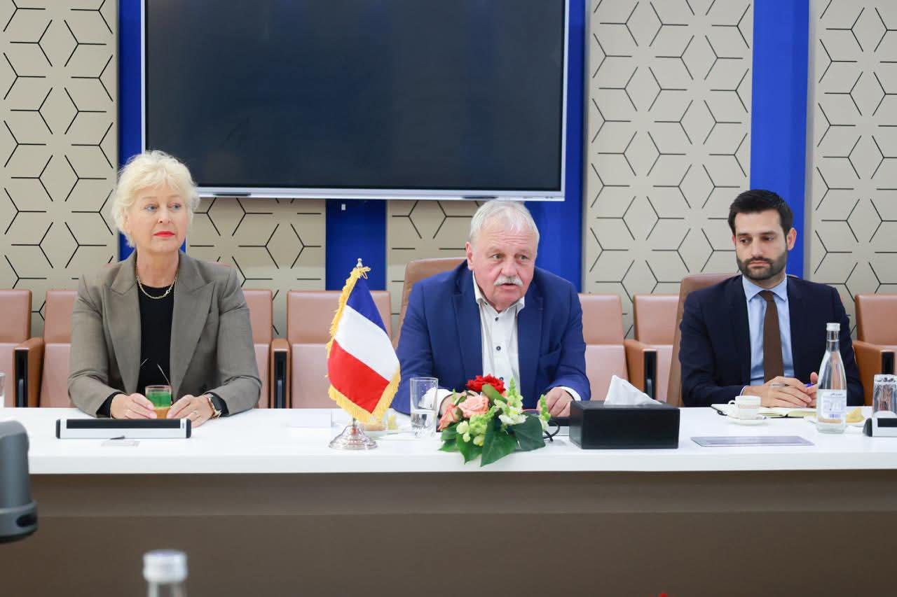 وزير التجهيز والماء يجري مباحثات رفيعة مع وفد من مجلس الشيوخ الفرنسي حول الماء والمناخ والتنمية المستدامة