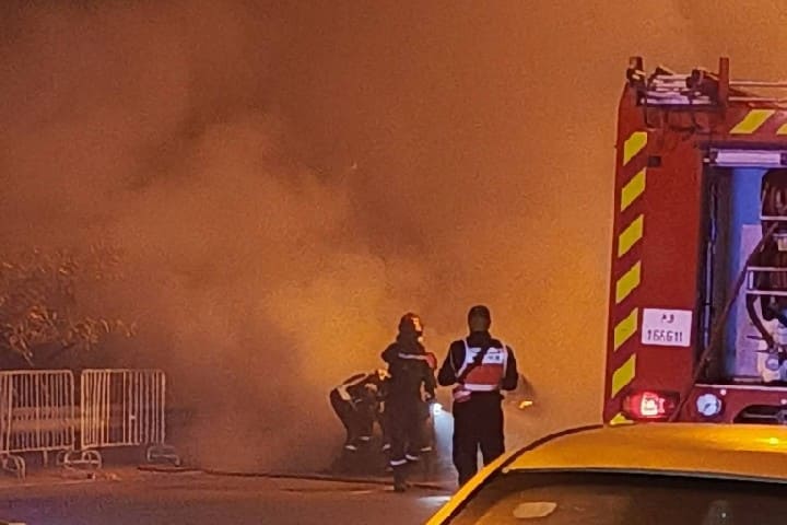 حريق سيارة نفعية قرب مدخل مدينة الحسيمة يستنفر السلطات