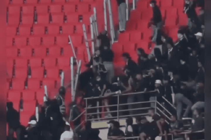 تصعيد خطير في المدرجات : حين يتحول الشغب إلى اعتداء مع سبق الإصرار على رجال الأمن