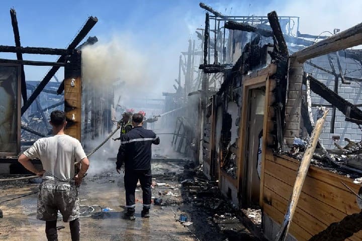 السيطرة على حريق شاطئ الصفيحة بعد مجهودات جبارة للسلطات والمتعاونين
