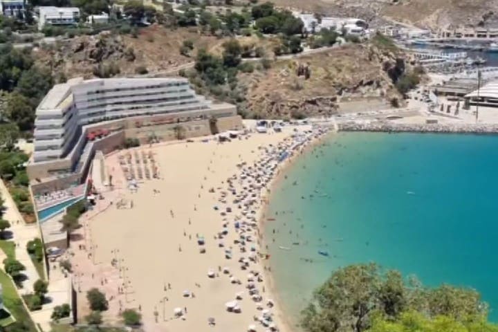 الحسيمة تستقبل أولى مؤشرات الموسم الصيفي.. شاطئ كيمادو يعرف إقبالاً كثيفاً في رابع أيام العيد