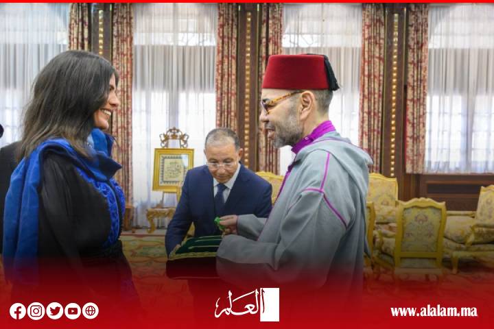 جلالة الملك يستقبل المتسلقة المغربية نوال صفنضلة ويوشحها بوسام المكافأة الوطنية من درجة ضابط