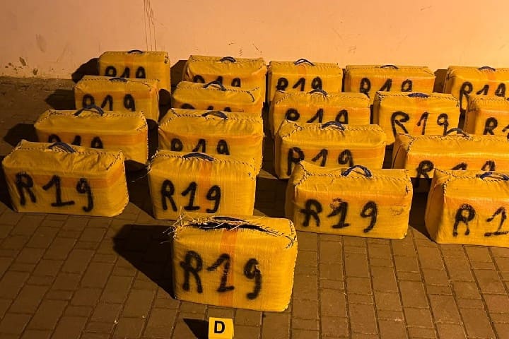 تنسيق أمني يحبط تهريب شحنات ضخمة من الشيرا ويوقف بارونا هاربا بطنجة