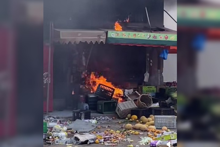 حريق مهول يلتهم محلاً للوجبات السريعة بإمزورن ويستنفر السلطات