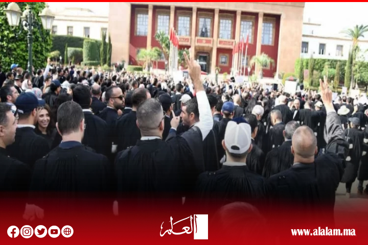 أصحاب البدلة السوداء يواصلون التصعيد ويتعبأون للاعتصام أمام البرلمان.