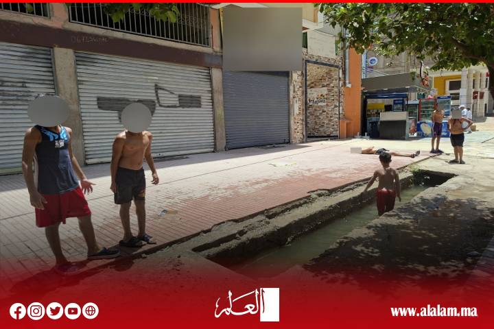 إغلاق المسبح البلدي ببني ملال يدفع الأطفال إلى السباحة في النافورة والسواقي هربًا من الحر