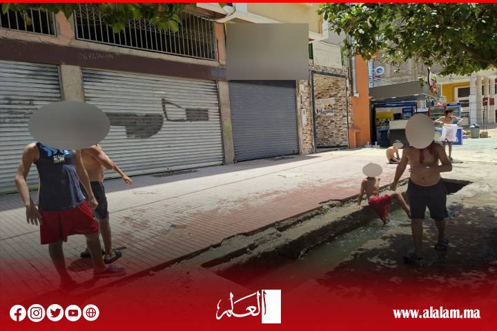 إغلاق المسبح البلدي ببني ملال يدفع الأطفال إلى السباحة في النافورة والسواقي هربًا من الحر