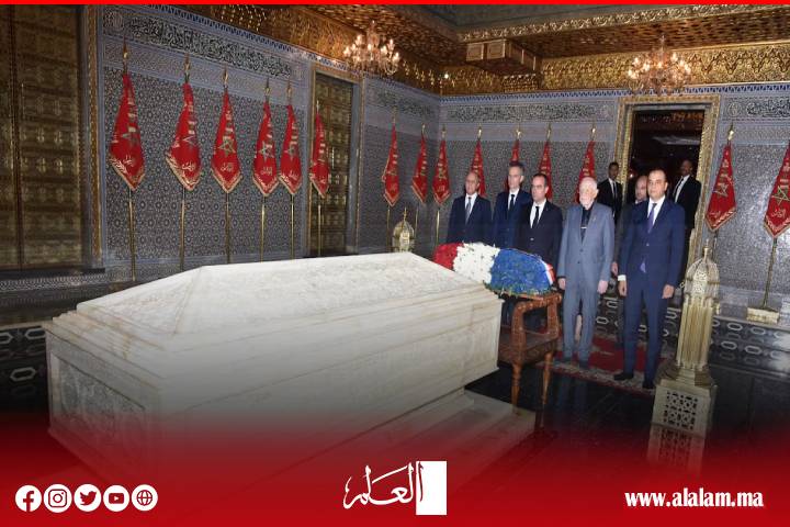 الوزير الأول الفرنسي يستهل زيارته للمغرب بزيارة ضريح محمد الخامس
