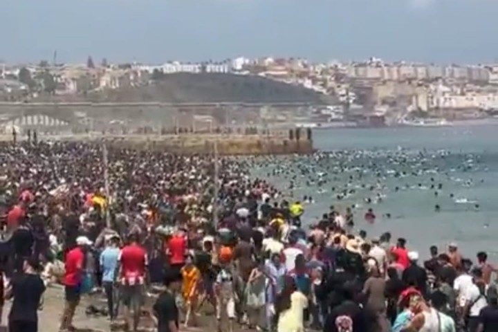 الصحافة الإسبانية: ارتفاع حصيلة ضحايا أحداث سبتة إلى 71 قتيلا وإعادة 69 ألف مهاجر للأراضي المغربية