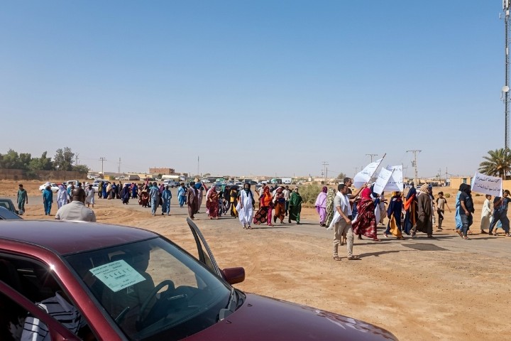 عشرات المحتجين بالرابوني يستغيثون بالأمم المتحدة للتنديد بالوضع الصحي المقلق بمخيمات لتندوف