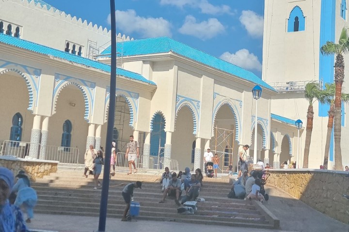 مسجد محمد الخامس بالفنيدق يرتدي حلة الجديدة في ليلة المولد النبوي.