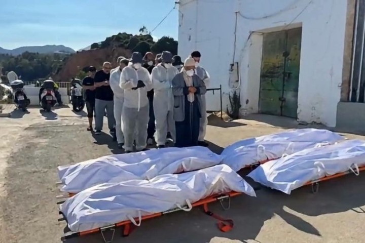 جثامين‭ ‬ضحايا‭ ‬سبتة‭ ‬تدخل‭ ‬مرحلة‭ ‬الدفن‭ ‬وسط‭ ‬غموض‭ ‬يلف‭ ‬هويات‭ ‬العشرات‭ ‬ومطالب‭ ‬مغربية‭ ‬بكشف‭ ‬مصيرهم