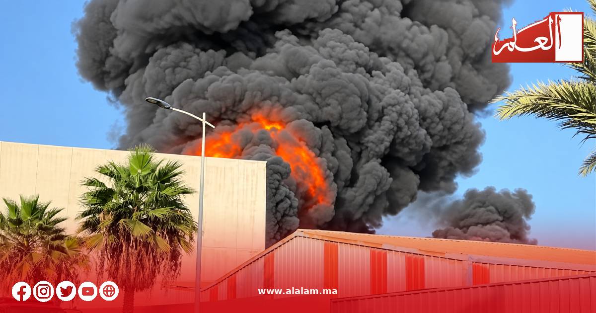 حريق مصنع تاسيلا وتصاعد الدخان الأسود