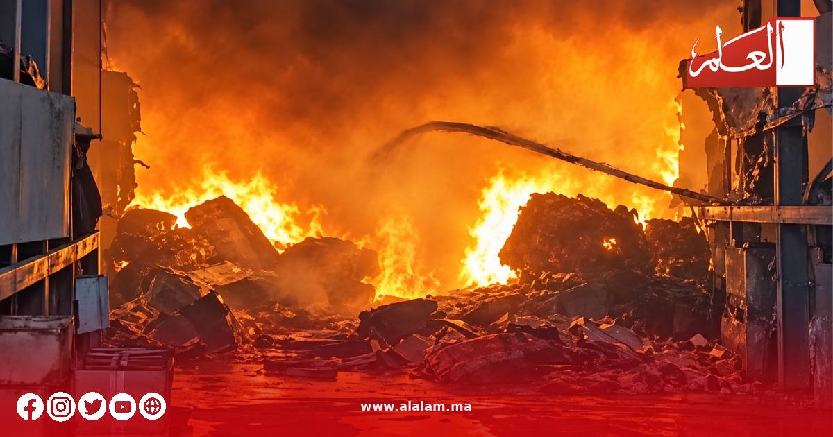 جهود ميدانية لإخماد حريق المصنع
