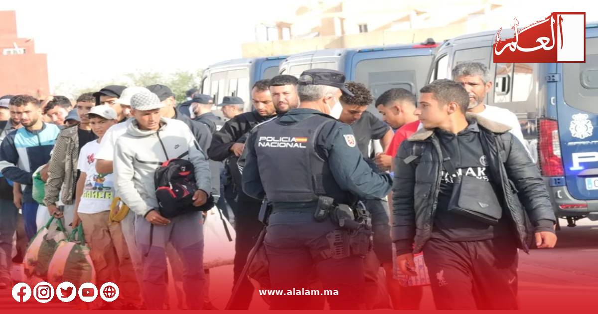 الشرطة الإسبانية خلال نقل مهاجرين من تجمع لوما كولمينار إلى مركز استقبال مؤقت في سبتة يوم 13 شتنبر 2026
