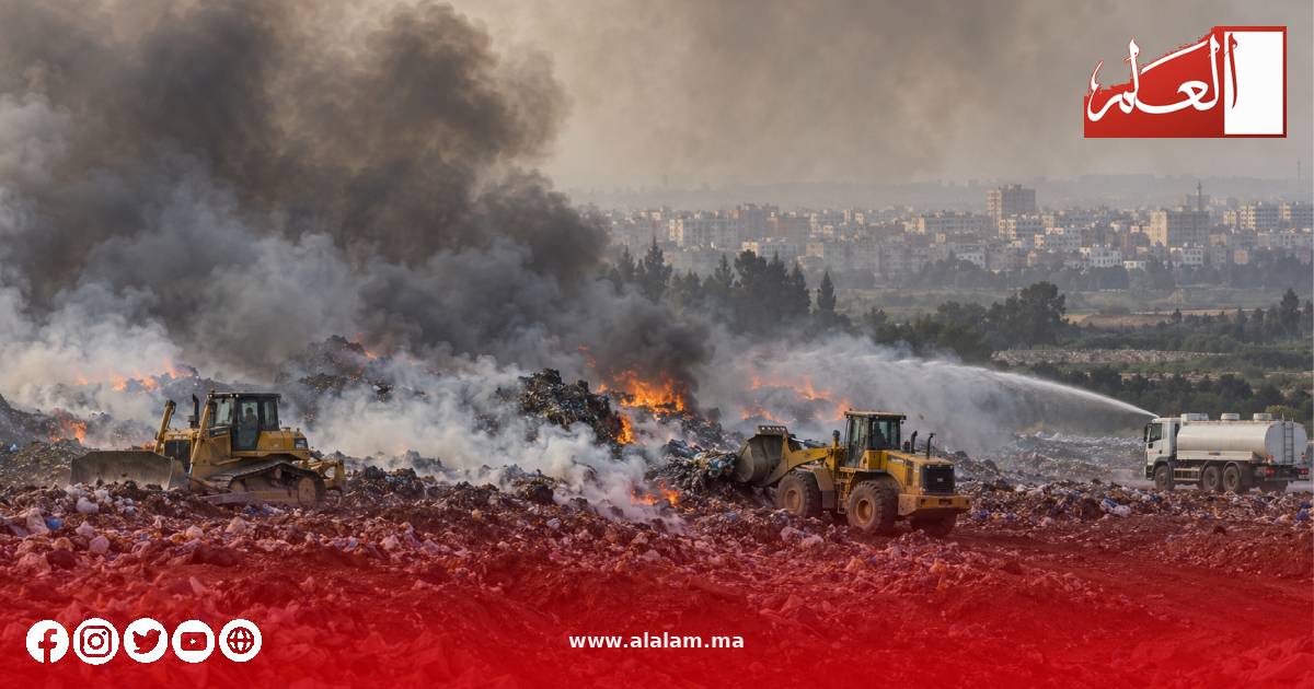آليات ثقيلة لمواجهة حرائق مطرح أولاد برجال والحد من انبعاث الدخان