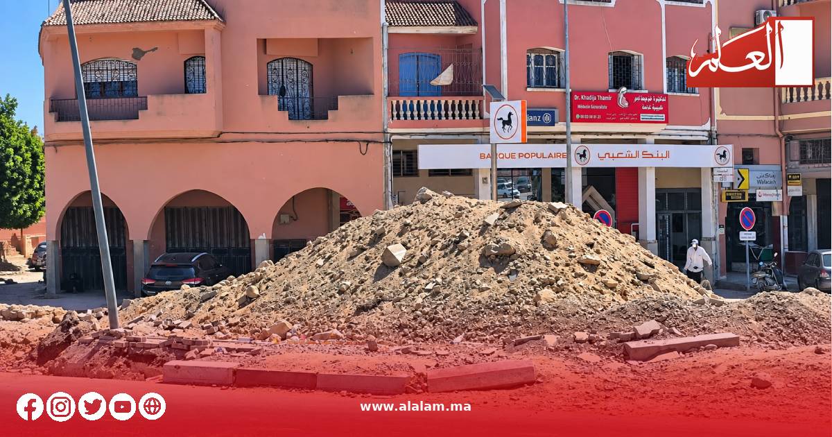 مشاهد توثق تعثر الأشغال وما خلّفته من حفر وأتربة بمركز سيدي إسماعيل بإقليم الجديدة