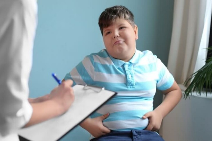 هل يواجه طفلك خطر السمنة؟ الصحة العالمية تقدم الحلول عبر بوابة التغذية والحركة وتغيير السلوك