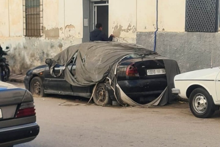 سيارة مهملة تتحول إلى مصدر قلق للساكنة.. ومطالب بتدخل عاجل للجهات المختصة