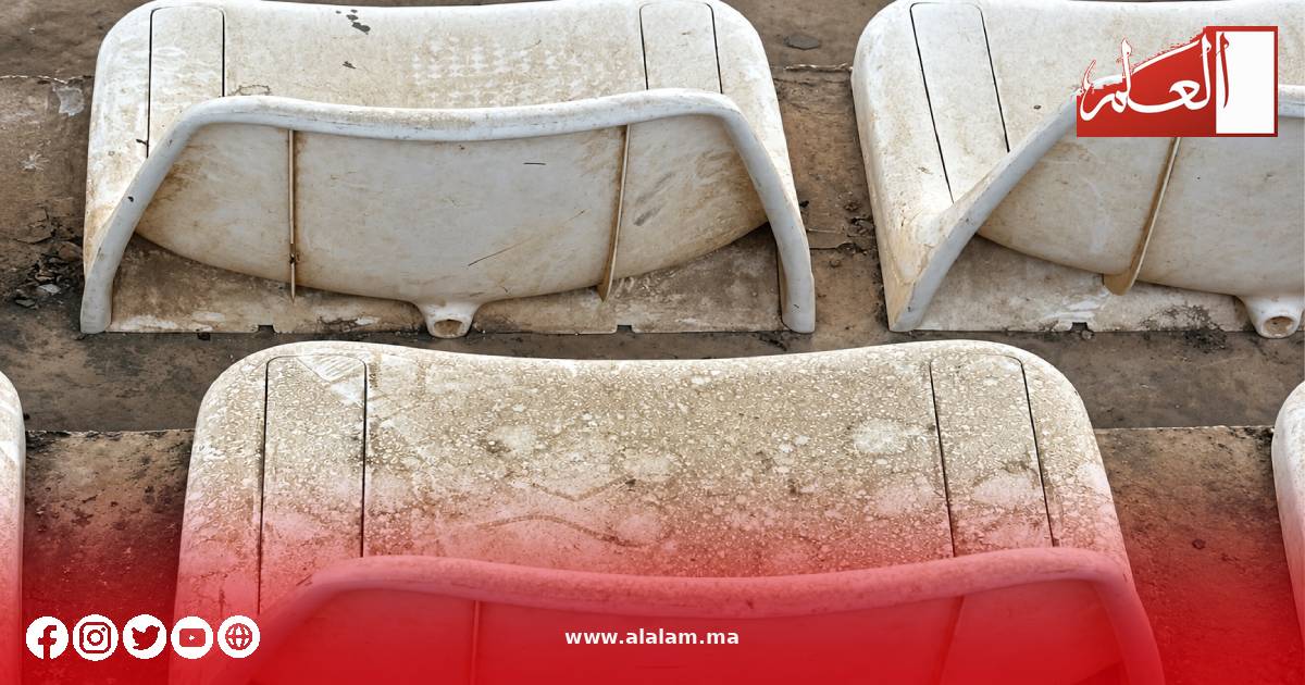 الغبار يغطي مقاعد بمدرجات ملعب ميمون العرصي