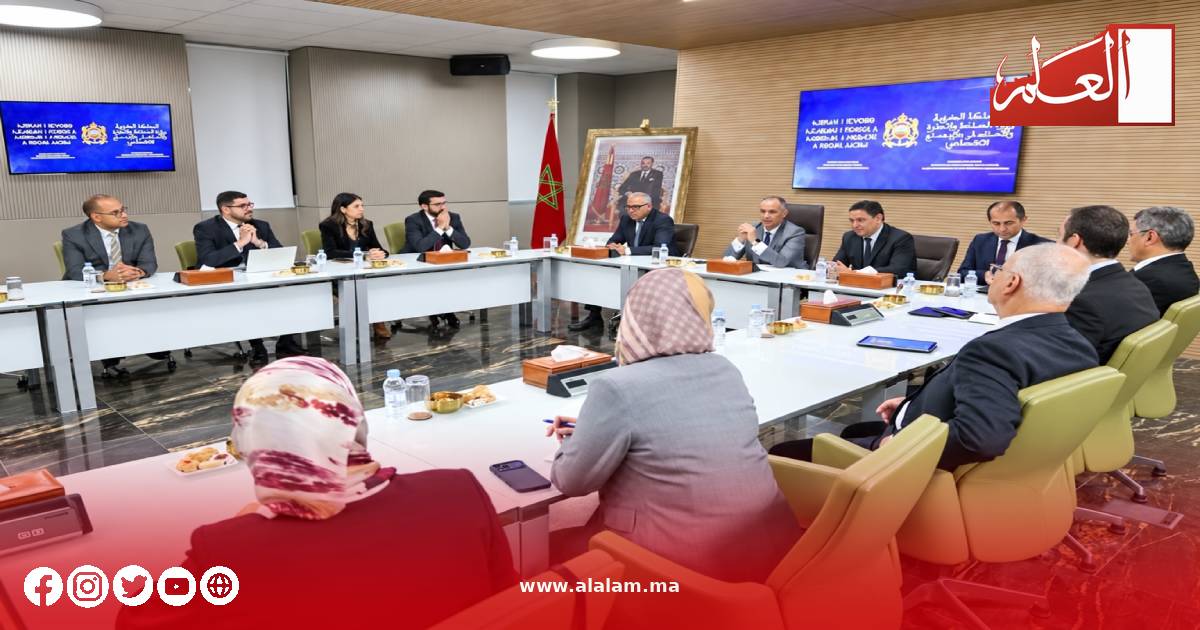 رياض مزّور وعمر حجيرة خلال اجتماع لتحديد أولويات الاستثمار والصناعة والتجارة الخارجية
