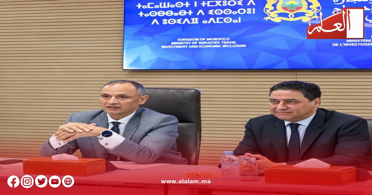 رياض مزّور وعمر حجيرة خلال اجتماع لتحديد أولويات الاستثمار والصناعة والتجارة الخارجية