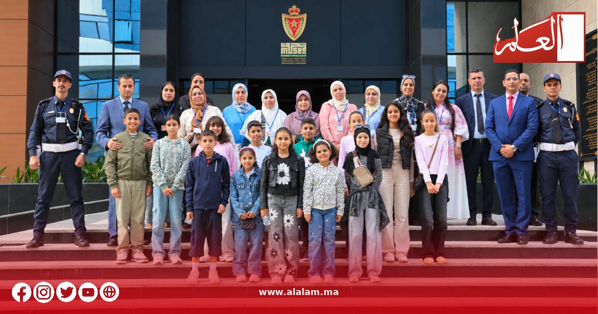 صورة تذكارية للزوار برفقة أطر الأمن الوطني أمام المتحف بالرباط