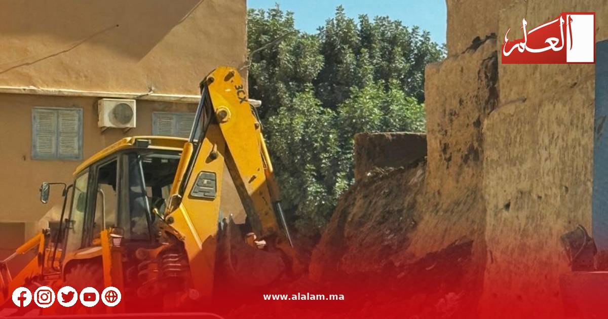 آلية للأشغال بجوار الجزء المتضرر من السور التاريخي