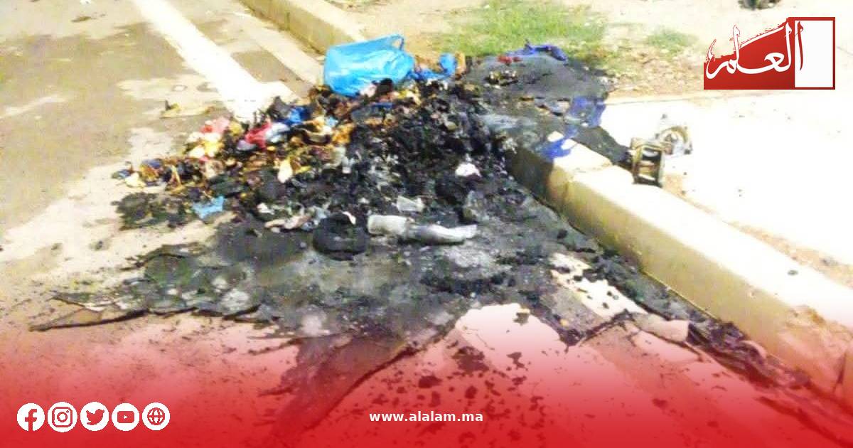 بقايا حاوية محترقة ومخلفات متناثرة على الطريق