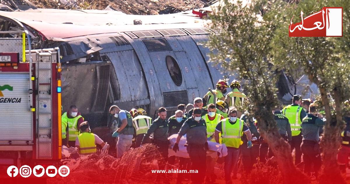 فرق الإنقاذ خلال تدخل عقب حادث قطار بإسبانيا