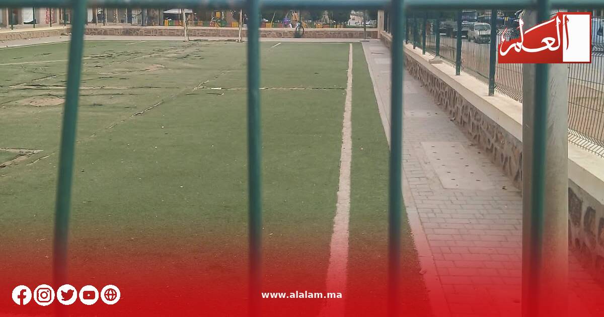 تآكل العشب الاصطناعي بأحد ملاعب القرب بالخميسات