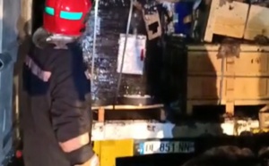 بالفيديو: حريق بشاحنة سلع محملة بمواد قابلة للاحتراق