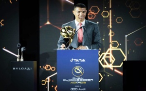 تعليق كريستيانو رونالدو بعد فوزه بجائزة لاعب القرن بدبي