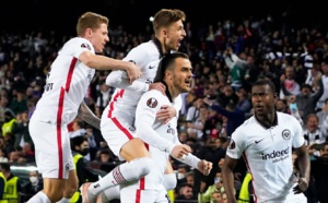 فرانكفورت يلقي ببرشلونة خارج يوروبا ليغ  